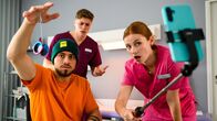 Bettys Diagnose – Amirs (Angelo Alabiso, l.) Jo-Jo-Challenge sorgt für Wirbel bei Frida (Johanna Hens, r.) und Ivo (Oscar Nadermann, M.).