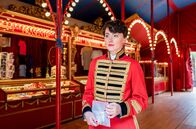 Morden im Norden – Mascha Petrowa (Natalya Bogdanis) steht in ihrer Uniform im Foyer des Zirkus.