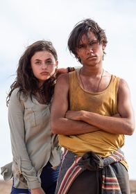 Barfuß durch Australien – Kira (Amira Demirkiran) und Jack (Tjiirdm McGuire) erleben ein Abenteuer im Outback.