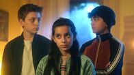 Die Pfefferkörner – Moritz (Jan Friedrichsen), Jasina (Sophia Grande) und Hakim (Mads Albatross) beobachten skeptisch, wie der Fall sich entwickelt.