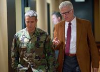 Der Ruf der Wale – Gut fürs Geschäft: Dermot Mulroney als Colonel Scott Boyer, Ted Danson als J.W. McGraw