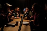 About Saturday – Moderator Mo (Kayd Wacays, r.) Klara (Darin Hagi, l.) ein Match auf einer Dating-App. Auch Safiya (Nedja Bouzaida, 2.v.l.) und ihr Techniker (Kim-André Aspen, 3.v.l.) stellen sich dabei nur eine Frage: Was erwartet Klara bei ihrem Date?