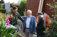 Rentnercops – Der "Prepper" Walter Sobchak (Sebastian Schwarz, l.) führt Günter (Peter Lerchbäumer, M.) und Edwin (Tilo Prückner, r.) zu seinem Bunker.