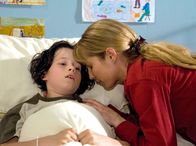 In aller Freundschaft – Finn Becker (Alban Mondschein) hat sich in den Gedanken verrannt, dass Philipp sein Vater ist, für ihn gibt es keinen Zweifel. Seine Mutter Isabelle (Florentine Lahme) muss ihn trösten, als er erfährt, dass Philipp nicht sein Vater ist.