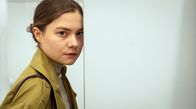 Tatort – Die junge Opernsängerin Valerie Schmitt (Hannah Schiller) steht massiv unter Druck. Auch, das die Polizei nun in der Oper ermittelt, macht sie offensichtlich sehr nervös.