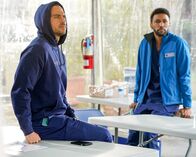 Grey's Anatomy – Dr. Jackson Avery (Jesse Williams, l.); Dr. Winston Ndugu (Anthony Hill, r.)