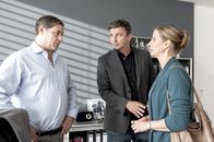 Der Bergdoktor – Prof. Henning (Sven Martinek, l.) versucht Dr. Martin Gruber (Hans Sigl, M.) und Kathrin Ebert (Julia Jäger, r.) zu erklären, dass er Paul nicht in seine Leukämie-Studie aufnehmen kann.