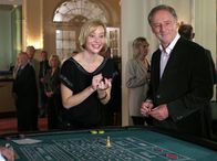 Frischer Wind – Kurt Tobaben (Günther Maria Halmer) hat Luzy Ditten (Teresa Weißbach) ins Spielcasino eingeladen - und sie auf die richtige Zahl gesetzt.