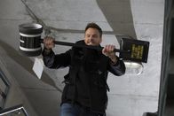 Community – Jeff (Joel McHale) legt sich mit einem Häftling in Form eines Teleroboters an, als dieser versucht, ihm seine Stellung am Greendale College abstreitig zu machen ...