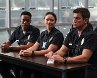 The Rookie – Zum Abschluss ihres praktischen Ausbildungsjahrs beim LA Police Departement werden die Rookies Nolan (Nathan Fillion, r.), Chen (Melissa O'Neil, M.) und West (Titus Making Jr., l.) noch einmal auf die Probe gestellt.