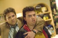Ananas Express – Red (Danny R. McBride, r.) steht seinem Kumpel Dale Denton (Seth Rogen, l.) zur Seite, denn Dale ist Zeuge eines Mordes geworden, woraufhin er von Auftragskillern verfolgt wird.