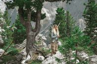 Wild Republic – Mit dem erbeuteten Handy dokumentiert Jessica (Camille Dombrowsky) das Geschehen in den Bergen. Im Netz werden die Jugendlichen damit zu Helden.