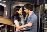Rote Rosen – ARD ROTE ROSEN FOLGE 1307 Uhr im ERSTEN. Susann (Elisabeth Lanz, l.) und Clemens (Falk-Willy Wild, r.) versichern sich ihre Liebe.