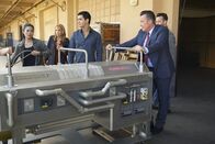 Scorpion – Veronica (Lea Thompson, 2.v.l.), Paiges entfremdete Mutter, wendet sich an Happy (Jadyn Wong, l.), Walter (Elyes Gabel, M.), Cabe (Robert Patrick, 2.v.r.), Toby (Eddie Kaye Thomas, r.) und das restliche Scorpion Team, als sie unerwartet auf einen nuklearen Reaktor stößt, der droht zu explodieren ...