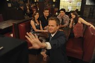 How I Met Your Mother – v.l.), Barney (Neil Patrick Harris, M.), Lily (Alyson Hannigan, l.) und Robin (Cobie Smulders, r.) ...