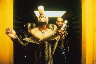 Das fünfte Element – Das Trio gerät mitten in eine riesige Party, auf der sich Ruby Rhod (Chris Tucker) gut in Szene zu setzen weiß.