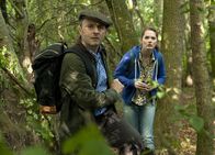 Schloss Einstein – Dr. Berger (Robert Schupp) und Frau Falk (Laura Vietzen) sind als Team auf der Suche nach dem Geocaching-Schatz.