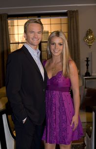 How I Met Your Mother – Barney (Neil Patrick Harris, l.) ist seiner Rächerin auf der Spur, die ihm in letzter Zeit häufig die Tour mit den Mädels verdorben hat - es ist Abby (Britney Spears, r.) ...