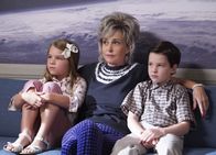 Young Sheldon – Statten der NASA einen Besuch ab: Missy (Raegan Revord, l.), Meemaw (Annie Potts, M.) und Sheldon (Iain Armitage, r.) ...