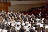 Sternstunden der Musik – Riccardo Chailly (stehend) und das Lucerne Festival Orchestra bringen am 25. August 2018 das Sinfoniekonzert 9 von Ravel zum Klingen.