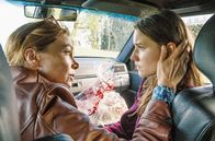 Zimmer mit Stall – Leonie (Carolin Garnier, re.) spricht mit ihrer Mama Sophie (Aglaia Szyszkowitz).