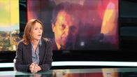 Unit 42 – Ermittlungsrichterin Louise Beuls (Catherine Conet) spricht im Nachrichtenstudio über den aktuellen Fall.