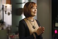 Castle – Die Assistentin von Mathilda King (Frances Fisher) wird ermordet aufgefunden. Gerät auch die Herausgeberin eines bekannten Modemagazins ins Visier der Ermittler?; Die Assistentin von Mathilda King (Frances Fisher) wird ermordet aufgefunden. Gerät auch die Herausgeberin eines bekannten Modemagazins ins Visier der Ermittler?