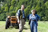 Der Bergdoktor – Lisbeth (Monika Baumgartner) und Hans (Heiko Ruprecht) begutachten ihre überfluteten Felder, für die Arthur Distelmeier die Schuld trägt.