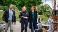 SOKO Wismar – Ein Schipper hat auf dem Nachbarboot eine Leiche entdeckt. Die Hauptkommissare Lars Pöhlmann (Dominic Boeer, l.) und Karoline Joost (Nike Fuhrmann, 2.v.r.) erhalten von Polizeihauptmeisterin Paula Moorkamp (Stella Hinrichs, M.) erste Informationen: Der Tote war ein Weltenbummler und nicht in Deutschland gemeldet.