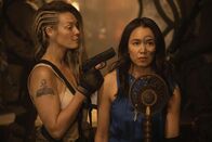 The 100 – Nikki (Alaina Huffman, l.); Emori (Luisa d'Oliveira, r.)