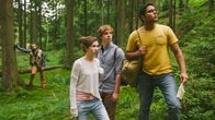 Armans Geheimnis – Jenny (Amina Merai), Tarik (Kaan Sahan), Dimitri (Matti Schmidt-Schaller) und Rudofos werden von Milena im Wald überrascht.