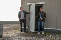 Der Alte – Caspar Bergmann (Thomas Heinze, l.) überrascht Andi Bauer (Felix von Bredow, r.) an dessen geheimen Rückzugsort.