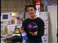 Friends – Joey (Matt LeBlanc) ist begeistert von dem selbst erfundenen Spiel "Feuerball".