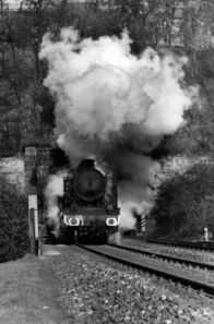 Eisenbahn-Romantik – Eine von Deutschland beschlagnahmte Lokomotive der französischen Reihe 141 TB verlässt 1943 den Stuttgarter Kriegsbergtunnel in Richtung Böblingen. Die Lok war vorher für die Belgische Staatsbahn im Einsatz.