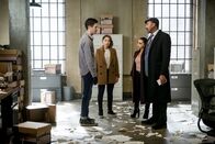 The Flash – (v.l.n.r.) Barry (Grant Gustin); Nora (Jessica Parker Kennedy); Cecille (Danielle Nicolet); Joe (Jesse L. Martin)