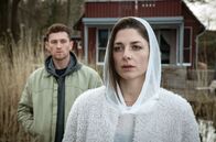 Die Whistleblowerin – An einem See in Schweden trifft Tom (Artjom Gilz, l.) auf seine verschollen geglaubte Liebe und Partnerin, Galina (Katharina Nesytowa, r.).