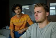Blutige Anfänger – Unter einem Vorwand besucht Bruno (Martin Peńaloza Cecconi, l.) Phillip (Eric Cordes, r.) im Krankenhaus und hofft, ihn so wieder motivieren zu können, sich nicht aufzugeben.