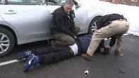Drogen im Visier – PITTSBURGH, PENN.- Attorney General's Task Force, PA, detain a suspect.