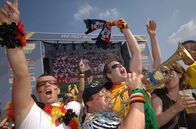 Unser Sommermärchen - Die WM 2006 – „Unser Sommermärchen – Die WM 2006“ erinnert an einen legendären Fußballsommer in NRW. Und natürlich sind auch Maskottchen Goleo und sein Darsteller Martin Paas mit von der Partie mit interessanten Einblicken ins Geschehen auf dem Platz. - (Symbolfoto, Archivfoto, Fussball, FIFA WM 2006, Fan-Meile, Freitag (30.06.06), Gelsenkirchen: Fans der deutschen Nationalmannschaft feiern.)