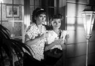 Go Trabi go – 15 Uhr. Mutter Rita Struutz (Marie Gruber) mit Tochter Jacqueline (Claudia Schmutzler)