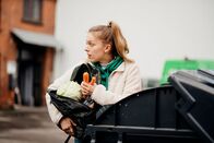 Young Crime – Nicht zum ersten Mal geht Nike (Mia Palomino) heimlich „containern“. Als sie gerade die weggeworfenen Lebensmittel aus der Supermarkt-Mülltonne fischt, hört sie Schritte.
