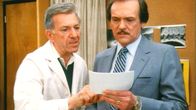 Quincy – Quincy (Jack Klugman, li.) und Dr. Asten (John S. Ragin)