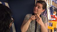 Sehen statt Hören – Moderatorin Christine Weinmeister.