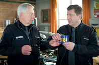 Notruf Hafenkante – Wolle (Harald Maack, l.) kümmert sich fürsorglich um Hans (Bruno F. Apitz, r.) und versorgt ihn mit Kaffee.