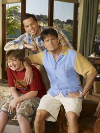 Two and a Half Men – Charlie (Charlie Sheen, r.), Alan (Jon Cryer, M.) und Jake (August T. Jones, l.) ...