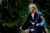 Barbara – Barbara (Nina Hoss) nimmt die Aufgabe in der Kinderchirurgie gewissenhaft an: Schnell wird sie auch zum Liebling von Stella (Jasna Fritzi Bauer).