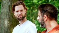 Rote Rosen – Mo (Yunus Cumartpay, r.) will seinen Duft zurückzuziehen, doch Simon (Thore Lüthje, l.) hat die Idee, dass Mo anonym beim Wettbewerb teilnimmt.