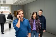 SOKO Stuttgart – Die Kriminalkommissare Lea Gomez (Jasmin Gassmann) und Rico Sander (Benjamin Strecker, r.) ermitteln im Tötungsdelikt an einer renommierten Psychologin. Sie war an der Entwicklung eines revolutionären Forschungsprojekts involviert. Der Firmeninhaber Alexander Lindner (Alexander Weise, l.) zeigt sich schockiert über den Tod seiner Mitarbeiterin, doch die Ermittlungen bringen gravierende Unstimmigkeiten innerhalb des Forschungsunternehmens ans Licht. (Komparsen im Bild)