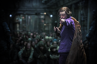 Snowpiercer – Ein Zug, genannt die Arche, der wie ein Perpetuum Mobile endlos durch die Eiswüste rast, ist die letzte Hoffnung der Menschheit, die durch ihr Handeln eine zweite Eiszeit ausgelöst hat. Doch die Arche ist strikt in zwei Lager getrennt, die Armen und Niederen hinten und die Reichen und Oberen vorne. Mason (Tilda Swinton), ein Mitglied der Oberschicht, hält die Unterschicht in Schach. Bis im hinteren Teil des Zuges eine Revolution zu brodeln beginnt ...