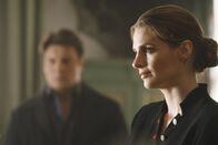 Castle – Der bekannte Geisterjäger John Sinclair wird ermordet, als er sich im New Yorker McClaren-Haus einschließt, um über die angeblichen dortigen paranormalen Phänomene zu recherchieren. Richard Castle (Nathan Fillion, l.) und Kate Beckett (Stana Katic, r.) ermitteln ...